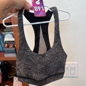 91. Lululemon size 6 Black and White Patterned Sports Bra